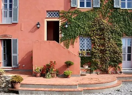 Sleeps 8 Pool Air Con